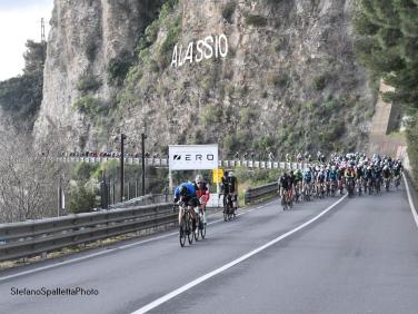GranFondo Alassio - Gruppo con scritta "Alassio" su parete montagna